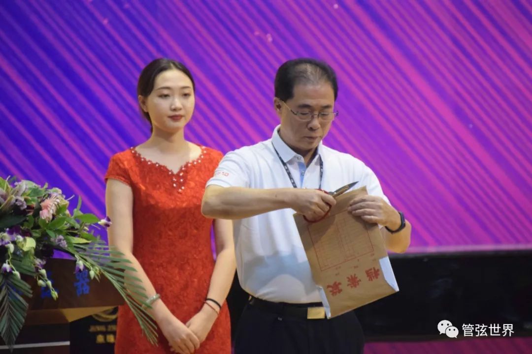 其中,夺得大号职业组一等奖和长号职业组一等奖的分别是刘孟琦和张鑫.